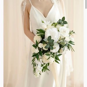 Ling’s Moment Natural White Bridal Bouqet